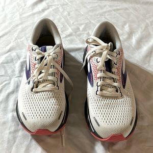 Women’s Brooks stylish sneakers size 7.
